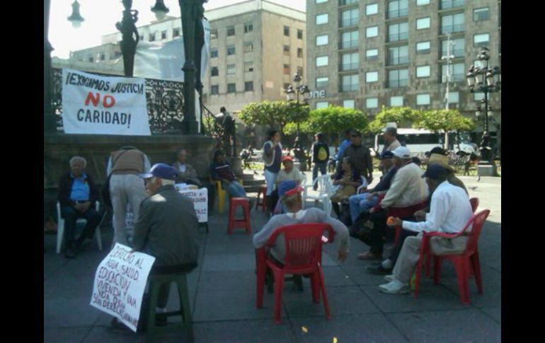 Un grupo de ancianos recaba firmas en la Plaza de Armas para solicitar juicio político al actual gobernador Emilio González.  /