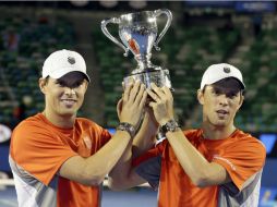 Bob y Mike Bryan posan con su trofeo en Melbourne, luego de triunfar en el Abierto de Australia. EFE /