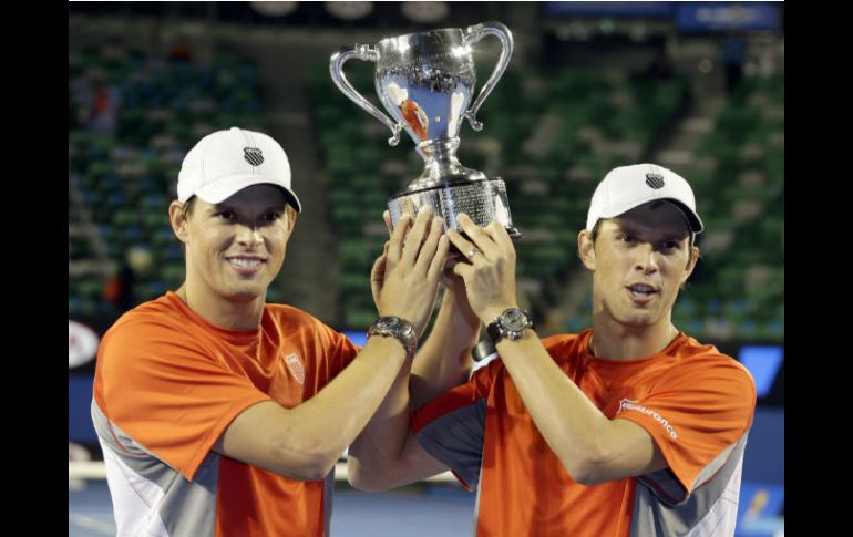 Bob y Mike Bryan posan con su trofeo en Melbourne, luego de triunfar en el Abierto de Australia. EFE /