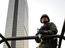 El ejército mexicano resguarda las instalaciones de Pemex en el Distrito Federal, tras la explosión. REUTERS /