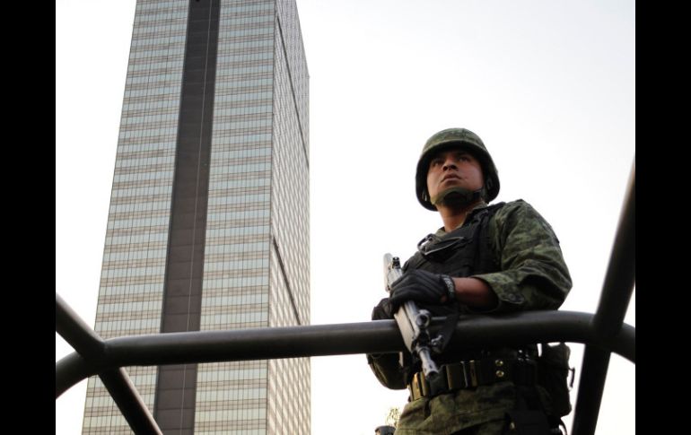 El ejército mexicano resguarda las instalaciones de Pemex en el Distrito Federal, tras la explosión. REUTERS /