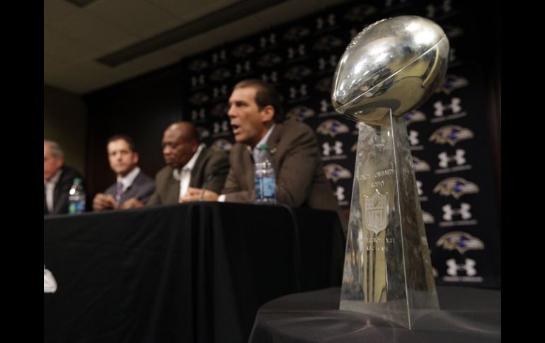 El trofeo Vince Lombardi junto a los dirigentes de los Cuervos de Baltimore en una rueda de prensa. AP /