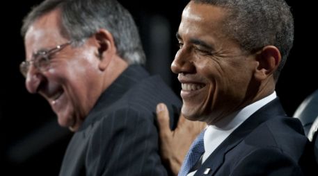 El mandatario resaltó que la gestión de Panetta será recordada por algunos logros históricos en las Fuerzas Armadas. AFP /