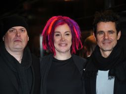 Andy y Lana (antes Larry) Wachowski con el productor Tom Tykwer en la premiere de Cloud Atlas en Londres. AFP /