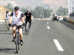 Emilio González Márquez supervisó el tramo en bicicleta y aseguró que se encuentra al 99 por ciento de su realización.  /