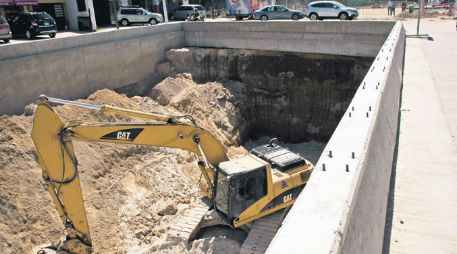 Otro retraso.  El paso a desnivel en Juan Palomar y Arias, al cruce con Inglaterra que debió concluir en enero. EL INFORMADOR /