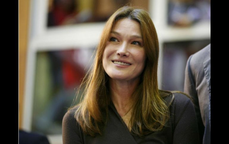 Carla Bruni se limitó a decir en una entrevista que la canción habla sobre los maleducados, esos seres ''misteriosos''. ARCHIVO /