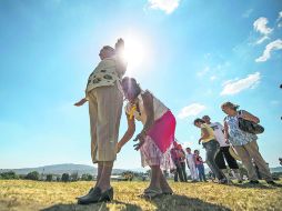 Renovados. Los visitantes que acuden al Ixtépete aprovechan el inicio de la primavera para eliminar males y cargarse de energía. EL INFORMADOR /