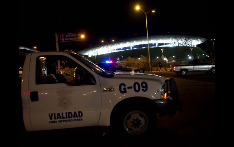 Elementos de vialidad a las afueras del estadio Omnilife. EL INFORMADOR /