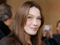 Ante una pregunta molesta, Carla Bruni abandonó la entrevista. ARCHIVO /