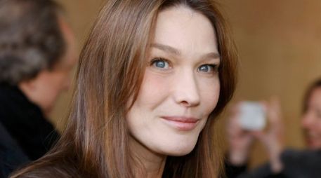 Ante una pregunta molesta, Carla Bruni abandonó la entrevista. ARCHIVO /