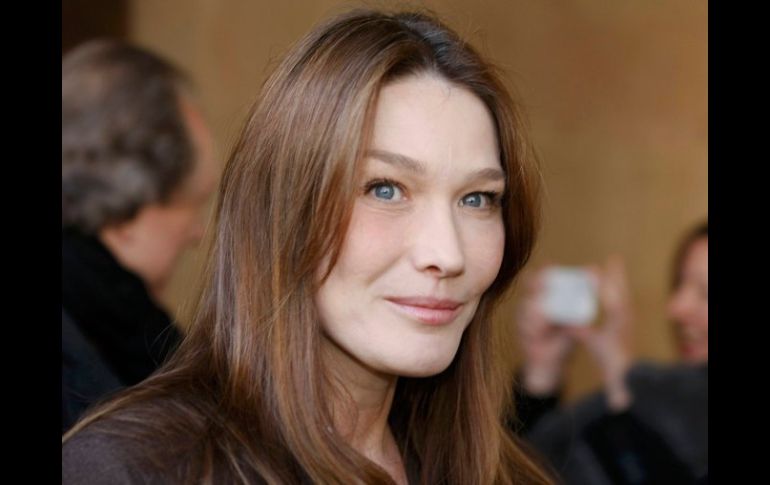 Ante una pregunta molesta, Carla Bruni abandonó la entrevista. ARCHIVO /