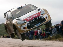 El francés Sebastien Loeb, salta con el Citroen DS3 WRC con su copiloto Daniel Elena de Mónaco. AFP /