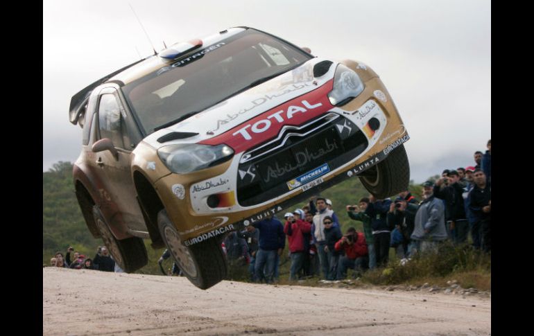 El francés Sebastien Loeb, salta con el Citroen DS3 WRC con su copiloto Daniel Elena de Mónaco. AFP /