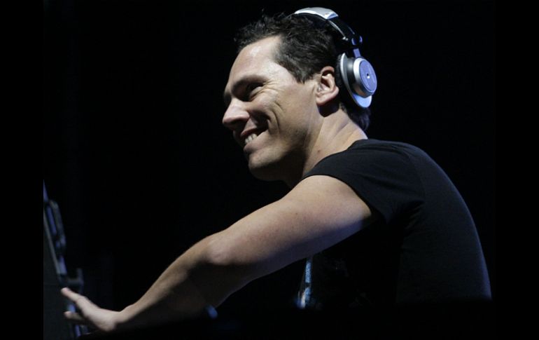 ''Tiesto viene con todo a México.Quiere revertir la mala onda que se le hizo por el embrollo de la cancelación'', afirmó el productor. ARCHIVO /