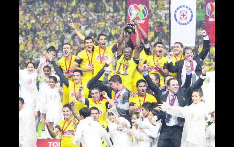 Las Águilas, que estaban prácticamente en la lona anoche en la final contra Cruz Azul, resurgen en los últimos cinco minutos del juego. EFE /