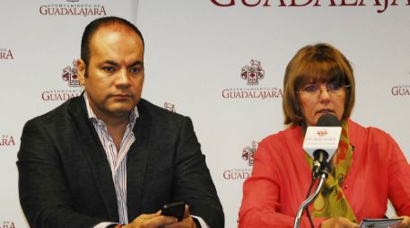 Los regidores Mario Salazar Madera (d)  y María Isabel Alfeirán recuerdan que la continuación del programa sigue a la incertidumbre.  /