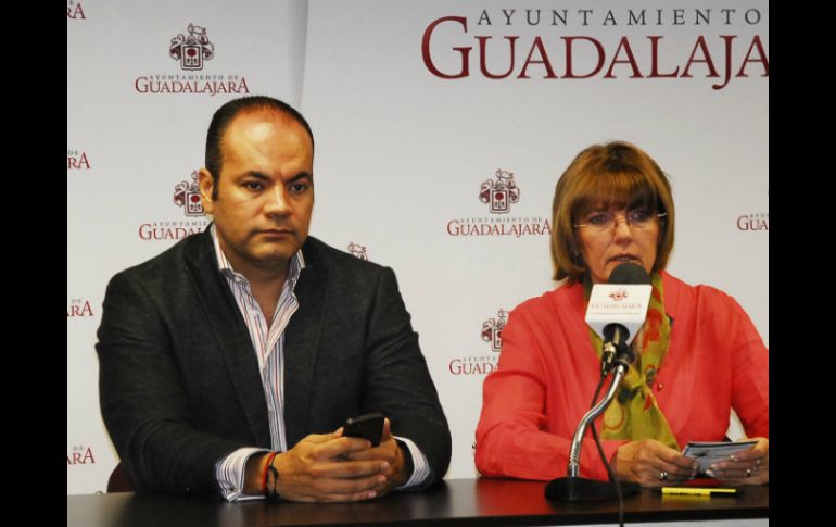 Los regidores Mario Salazar Madera (d)  y María Isabel Alfeirán recuerdan que la continuación del programa sigue a la incertidumbre.  /