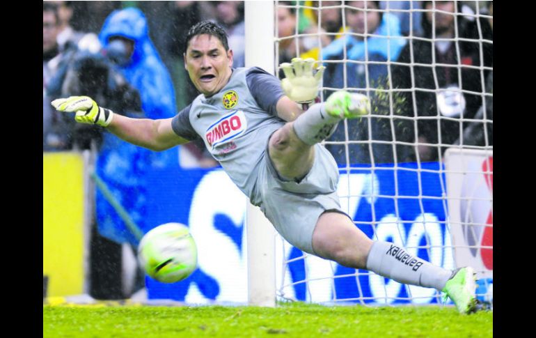 Moisés Muñoz le detiene uno de los penales a los jugadores de Cruz Azul, en la final del Clausura 2013, del domingo pasado. EL INFORMADOR /