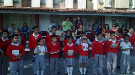 Reconocen a los niños que más asiduamente asisten a la biblioteca de su escuela.  /