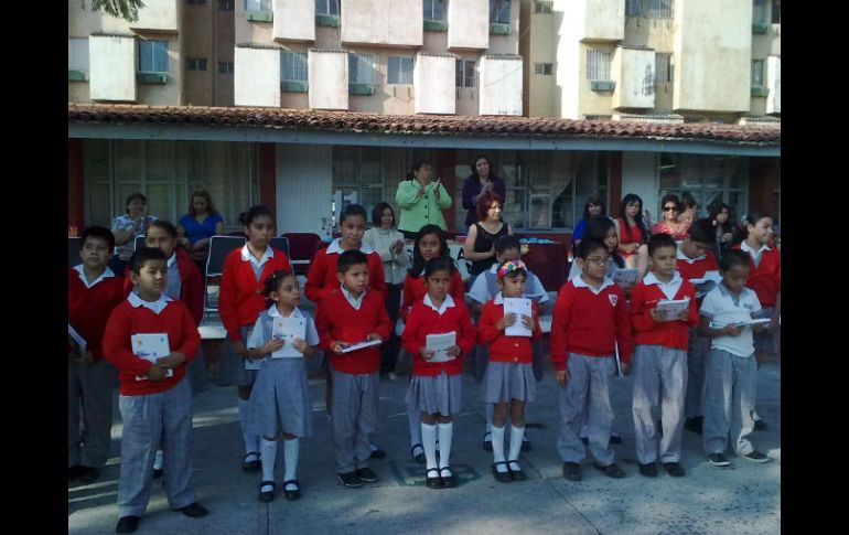 Reconocen a los niños que más asiduamente asisten a la biblioteca de su escuela.  /