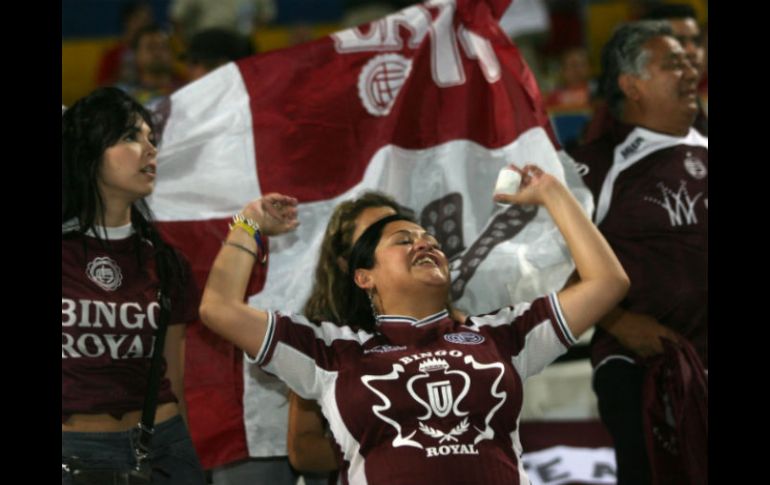 Varios aficionados arman una trifulca al querer entrar al estadio sin boletos. ARCHIVO /