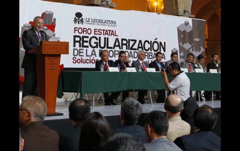 En la foto, Trinidad Padilla López (i), habla frente a los participantes en el foro.  /