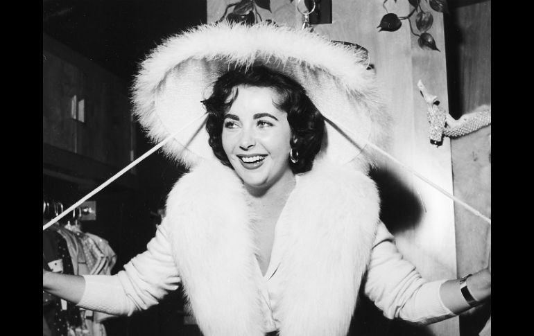 Liz Taylor vistió el espectacular vestido a los 18 años para el que fue el evento social del año en Hollywood. ARCHIVO /