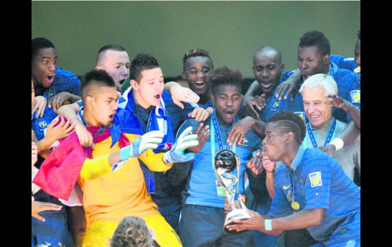 ¡Oh la lá!. Los franceses le hacen un recibimiento con asombro a la copa que faltaba en su palmarés. AP /