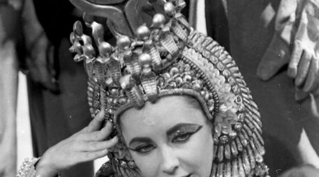 La gran corona con forma de halcón que Luz Taylor utilizó en la cinta ''Cleopatra'' (1963), también será subastada. ARCHIVO /