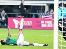 Liquidado. Marco Fabián cae al suelo, tras una aproximación a la cabaña del portero panameño Jaime Penedo. AP /