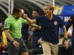 El director técnico de EU, Jurgen Klinsmann (D), discute una decisión arbitral en el partido ante Honduras. ARCHIVO /