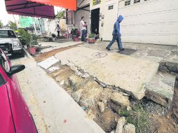 Calle José Palomar, en El Batán. Terminó la repavimentación, pero los obreros olvidaron arreglar las banquetas que abrieron. EL INFORMADOR /