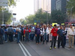 Los maestros, quienes están en contra de la reforma educativa, son custodiados por uniformados de la SSP-DF. ESPECIAL /