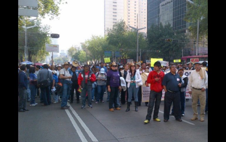 Los maestros, quienes están en contra de la reforma educativa, son custodiados por uniformados de la SSP-DF. ESPECIAL /