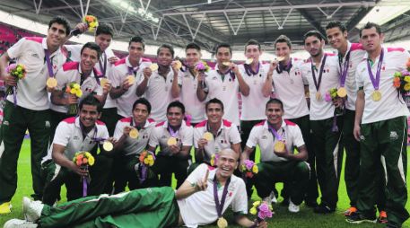 Los jugadores muestran su medalla de oro; salvo contadas excepciones, la mayoría de ellos han vivido momentos difíciles después. ESPECIAL /