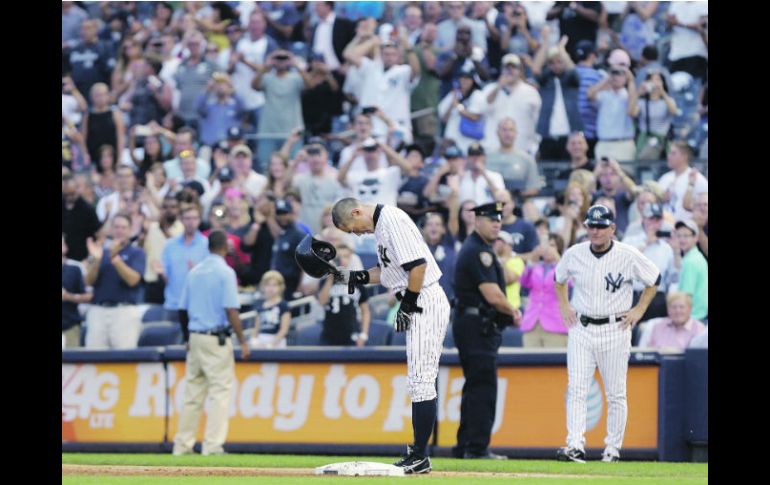 Los asistentes al Yankee Stadium se pusieron de pie para ovacionar a Ichiro Suzuki, quien respondió con una reverencia. AP /