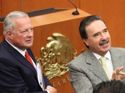Federico Reyes Heroles y Emilio Gamboa, hacen acto de presencia en el foro de debate. EFE /