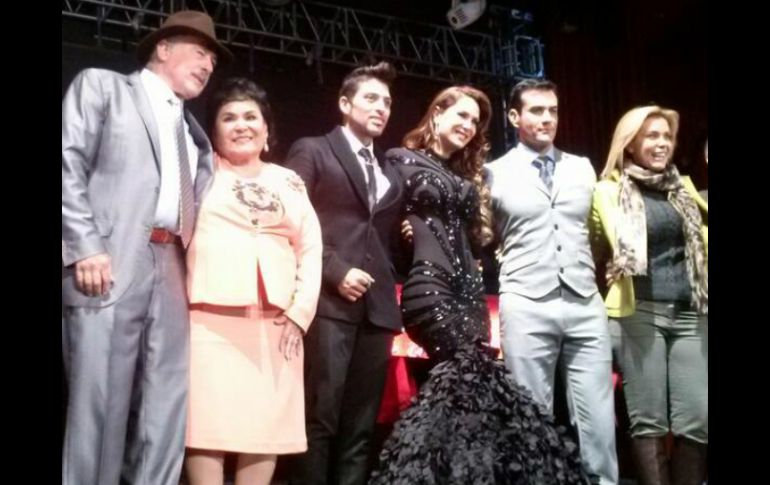 ''Presentación oficial de @Ninelconde @davidzepeda1@CarmenSalinasLo y @sabineoficial en @perfumegardenia'' comparte Ninel en Twitter. ESPECIAL /