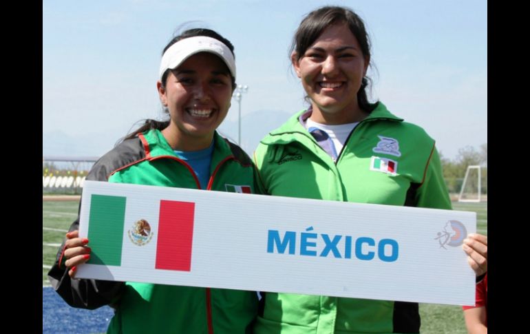 Mariana y Alejandra celebran avanzar en la competencia. ESPECIAL /