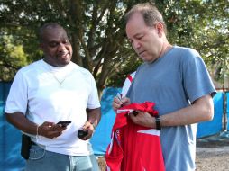 El cantante firmando autógrafos durante la práctica de la selección panameña. AP /