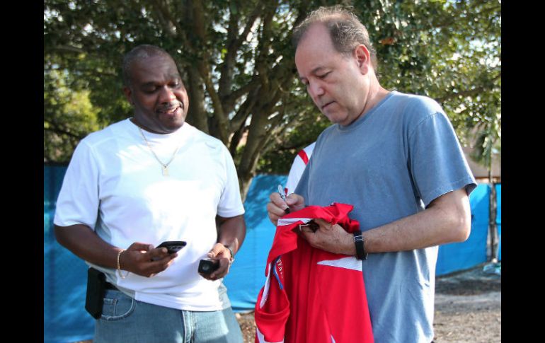 El cantante firmando autógrafos durante la práctica de la selección panameña. AP /