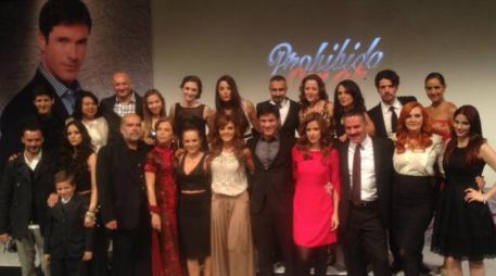 El elenco se reúne para ver el primer episodio de ''Prohibido Amar''. ESPECIAL /