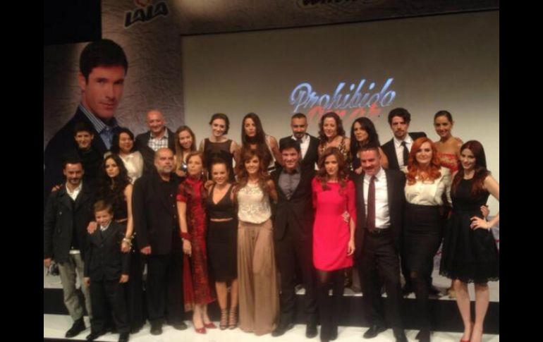 El elenco se reúne para ver el primer episodio de ''Prohibido Amar''. ESPECIAL /