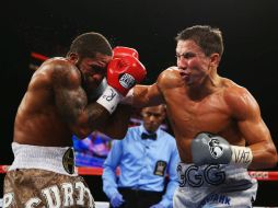 Gennady Golovkin golpea a Curtis Stevens durante el enfrentamiento en el Theater de Madison Square Garden. AFP /