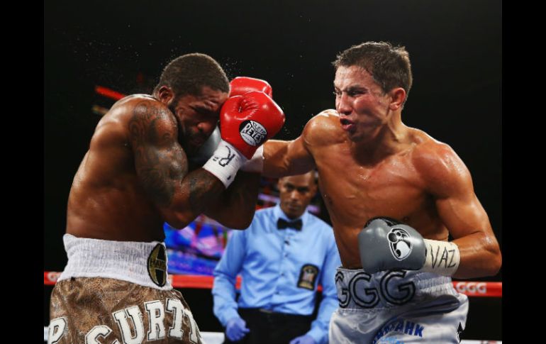 Gennady Golovkin golpea a Curtis Stevens durante el enfrentamiento en el Theater de Madison Square Garden. AFP /