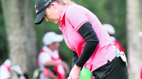 Cristie Kerr trata de embocar su putt durante el torneo Pro-Am, previo a la primera ronda del LOI.  /