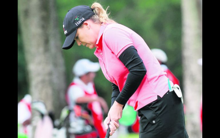 Cristie Kerr trata de embocar su putt durante el torneo Pro-Am, previo a la primera ronda del LOI.  /