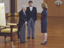 Caroline Kennedy (d) entrega sus credenciales al emperador Akihito (i). AP /