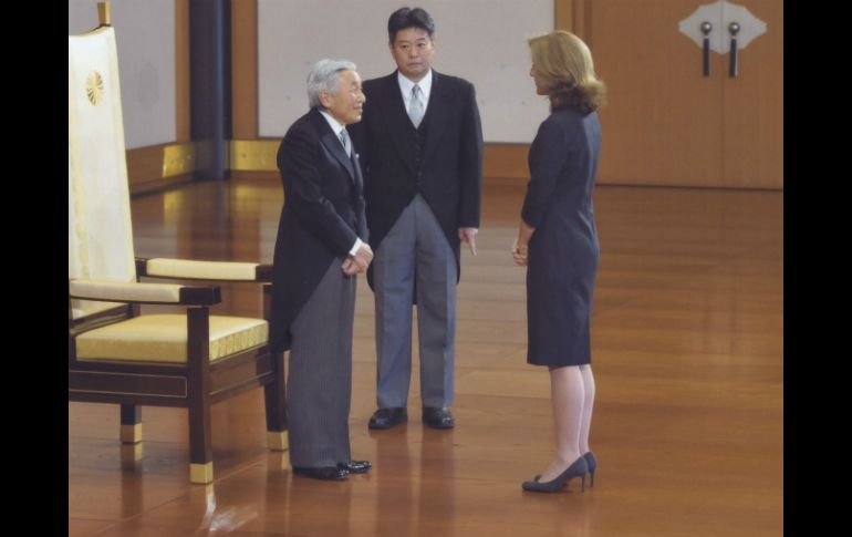 Caroline Kennedy (d) entrega sus credenciales al emperador Akihito (i). AP /